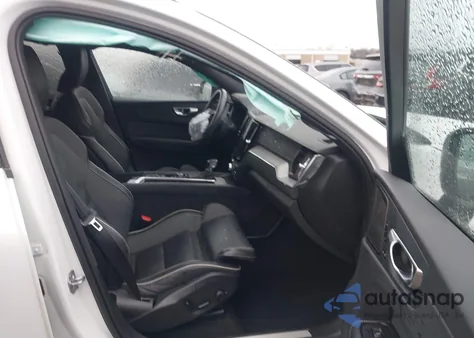 2021 Volvo Xc60 T6 R-Design z USA, uszkodzony, nr VIN YV4A22RM0M1740080